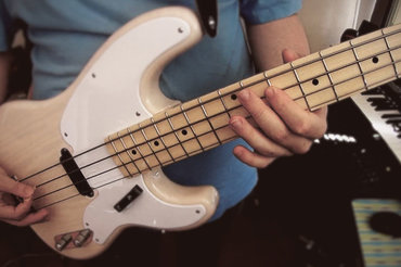 Бас гитары Squier серии Vibe